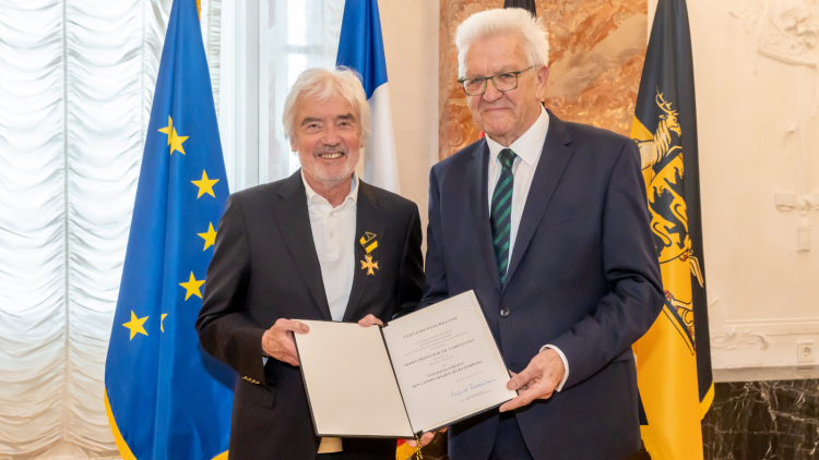 Prof. Dr. Ulrich Goll erhielt von Ministerpräsident Winfried Kretschmann am 22.04.2023 den Landesverdienstorden überreicht. Foto: Staatsministerium BW