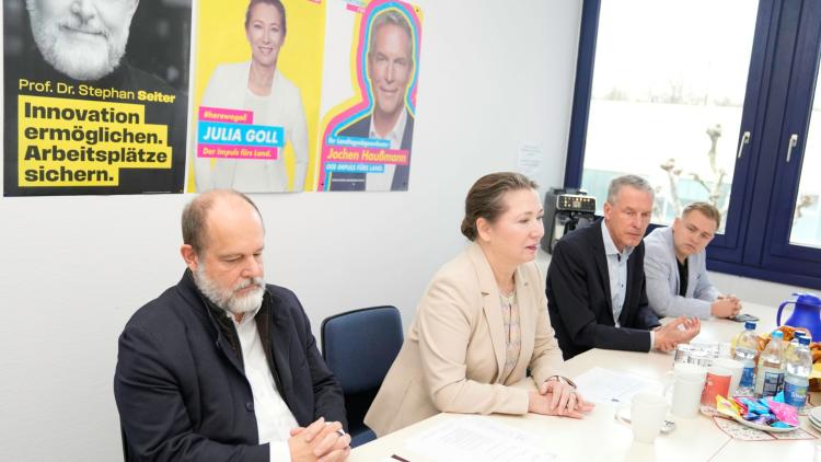 Traditionelles Pressegespräch der FDP-Abgeordneten am 3.1.2025 im Rems-Murr-Kreis im Wahlkreisbüro in Weinstadt. (v.l.n.r.: Prof. Dr. Stephan Seiter MdB, Julia Goll MdL, Jochen Haußmann MdL, Tim Zimmermann. Foto: Kiessling